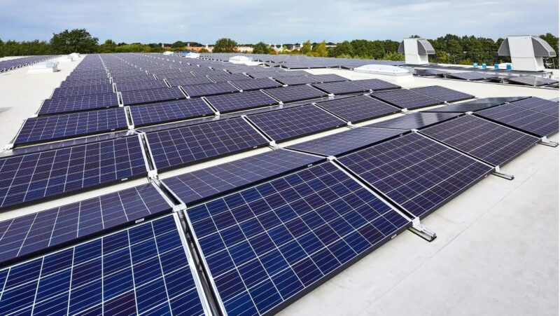 PV-Anlage auf Flachdach, Symbol für Gewerbe-Dach-Anlage