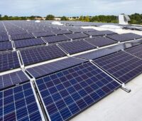 Im Bild eine gewerbliche Photovoltaik-Dachanlage, der PV-Großhändler CCL Energy kauft bei Trina 1,2 GW an Solarmodulen ein.