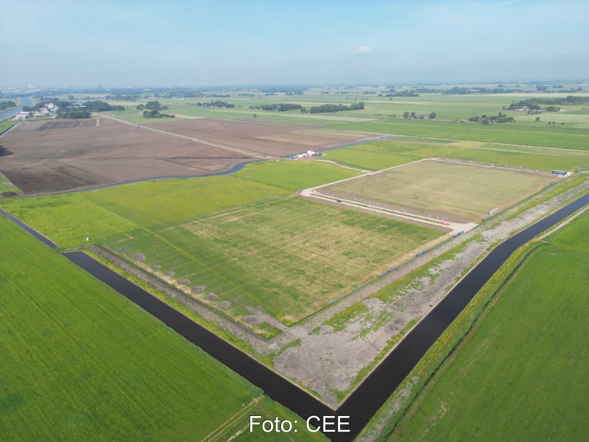 Luftbild einer großen Wiesenfläche in den Niederlanden.