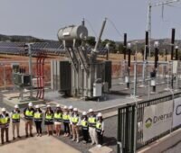 In Bild Menschen bei der Einweihung des Solarkraftwerkes Antilia Solar, erstes PV-Projekt von der CEE Group in Spanien.