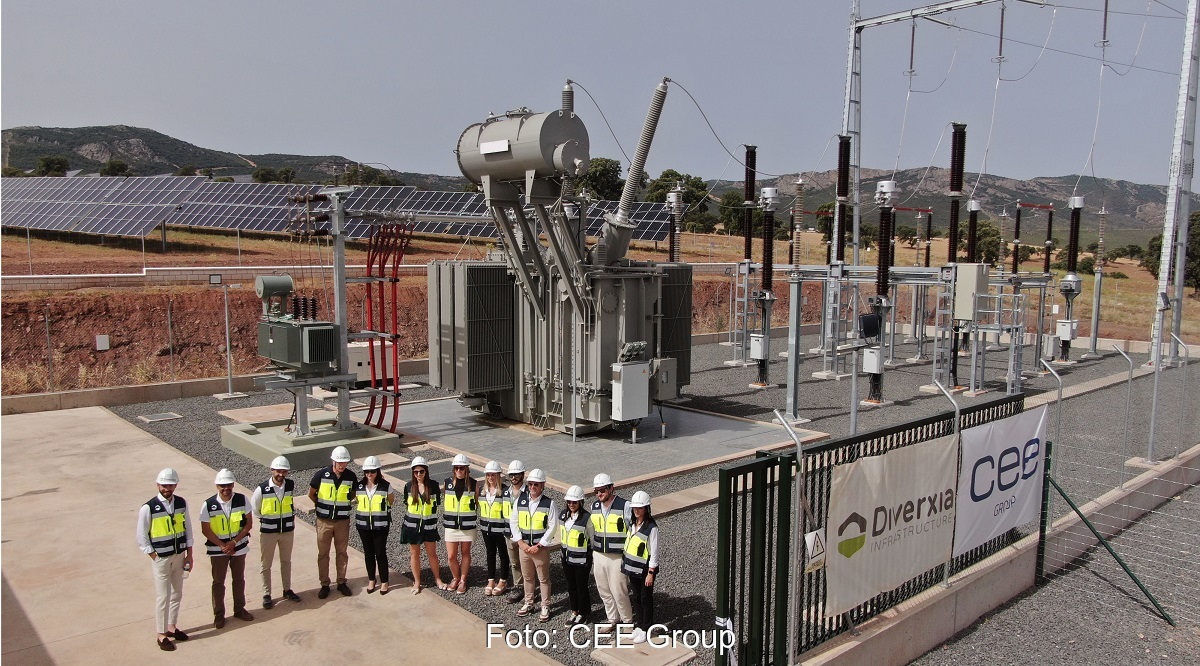 In Bild Menschen bei der Einweihung des Solarkraftwerkes Antilia Solar, erstes PV-Projekt von der CEE Group in Spanien.