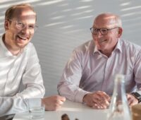 Zu sehen sind Max Viessmann, CEO Viessmann Group ab 1. Januar 2022 (links) und Prof. Dr. Martin Viessmann, Chairman of the Board of Directors.