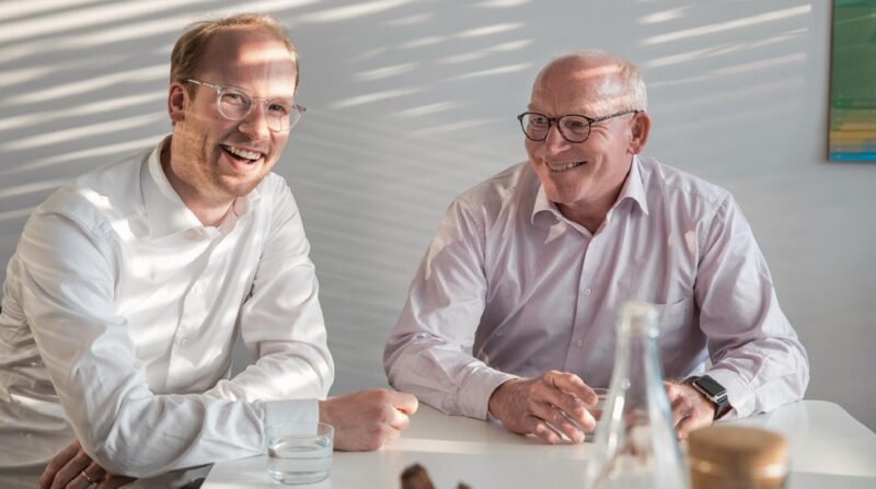 Zu sehen sind Max Viessmann, CEO Viessmann Group ab 1. Januar 2022 (links) und Prof. Dr. Martin Viessmann, Chairman of the Board of Directors.