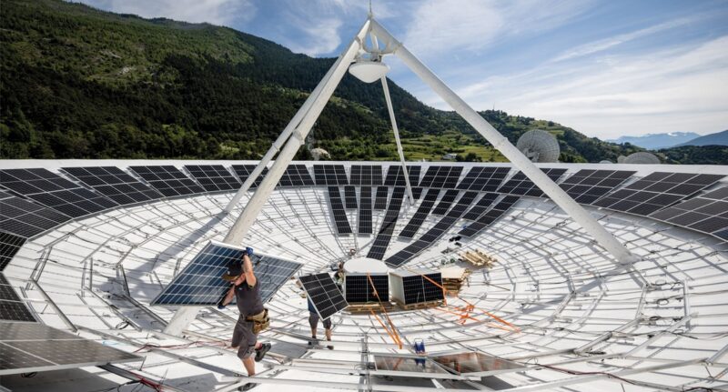 Der Schweizer Netzbetreiber CKW hat eine Satellitenschüssel des Netzwerkdienstleisters Leuk TDC in eine nachgeführte Photovoltaik-Anlage umgerüstet.