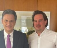 Im Bild Griechenlands Energieminister Theodoros Skylakakis und dem CEO des Herstellers von Organic-Solidflow-Batterien CMBlu Energy Constantin Eis.