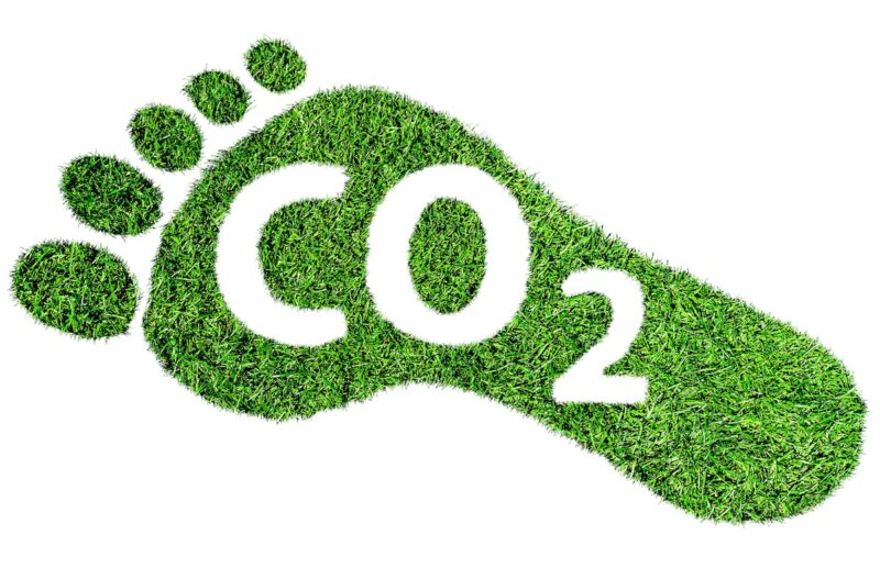 Grafik zeigt grünen Fußadruck mit Schriftzug CO2 - Symbol für Ökobilanz oder Carbon Footprint