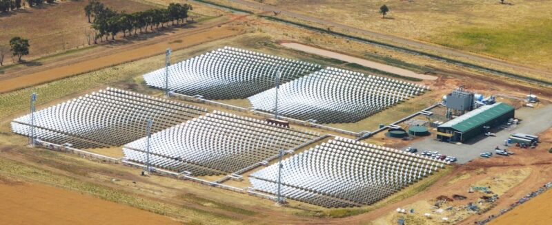 Blick aus der Luft auf fünf rechteckige Felder von Spiegeln, die auf jeweils einen Turm ausgerichtet sind. CSP-Kraftwerk von Vast Solar in Australien.