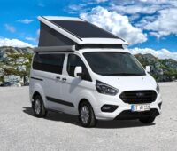 Campingbus mit Photovoltaik-Modul auf dem Dach