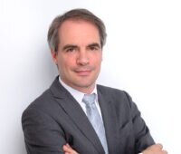 Portraitfoto von Carsten Körnig, Hauptgeschäftsführer des Bundesverbandes Solarwirtschaft, der sich zur Photovoltaik Subvention äußert.