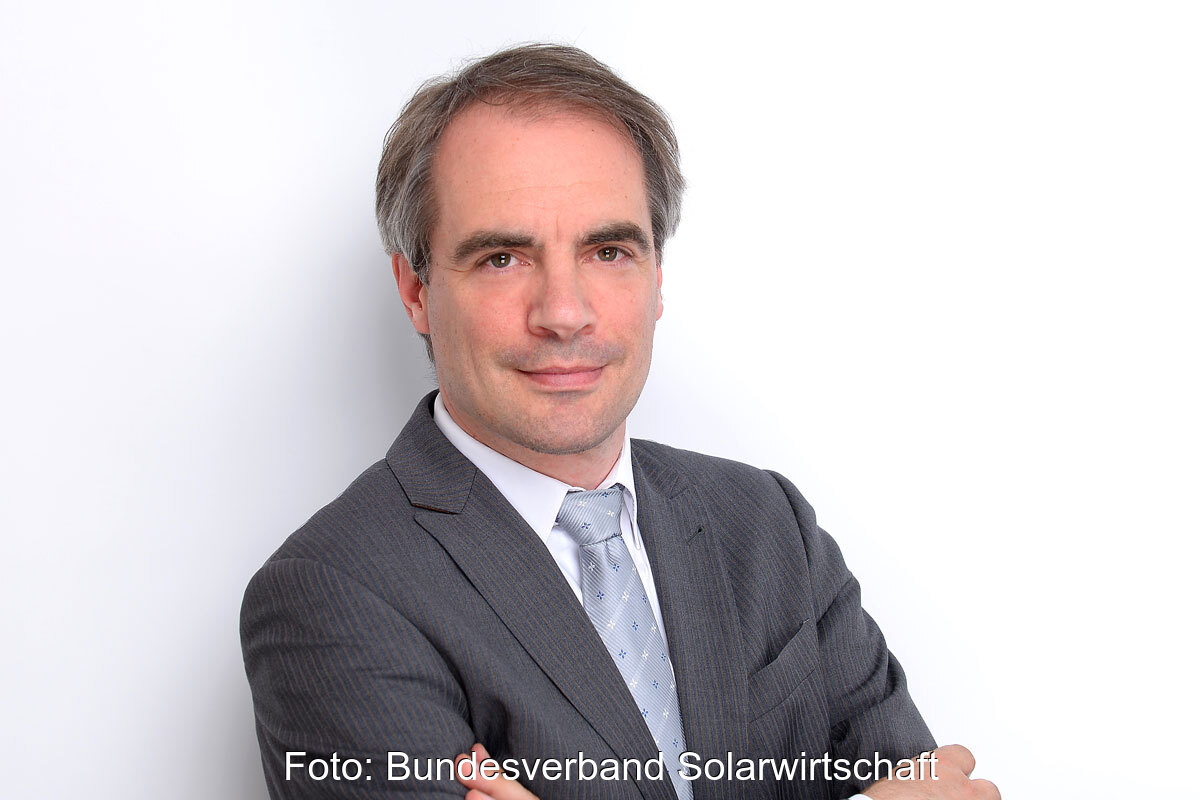 Portraitfoto von Carsten Körnig, Hauptgeschäftsführer des Bundesverbandes Solarwirtschaft, der sich zur Photovoltaik Subvention äußert.