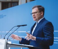 Umweltminister Carsten Schneider bei einer Pressekonferenz
