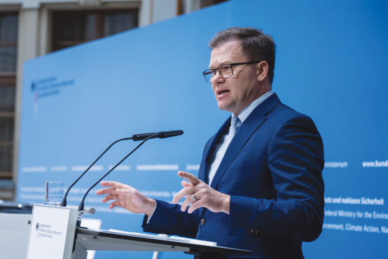 Umweltminister Carsten Schneider bei einer Pressekonferenz