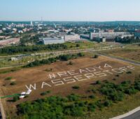 Luftbild mit dem Schriftzug Reday4Wasserstoff auf einem Feld