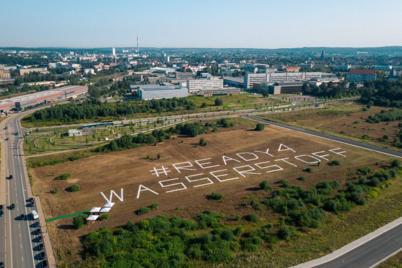 Luftbild mit dem Schriftzug Reday4Wasserstoff auf einem Feld