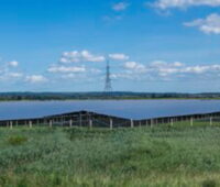 Eine Animation zeigt einen Solarpark auf grüner Wiese