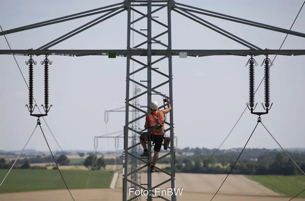 Zu sehen ist die Wartung eines Strommastes. Ist die Krisenfestigkeit in der Zukunft der Stromnetze gesichert?