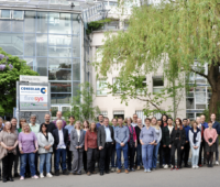 Gruppenfoto vor einem Gebäude - 30 Jahre Consolar