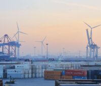 Der Hamburger Containerhafen mit Windkraftanlagen.