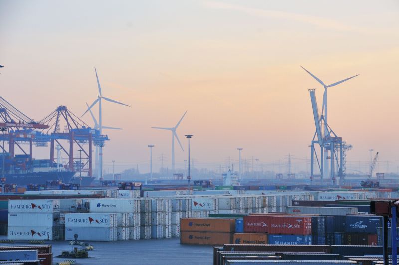 Der Hamburger Containerhafen mit Windkraftanlagen.