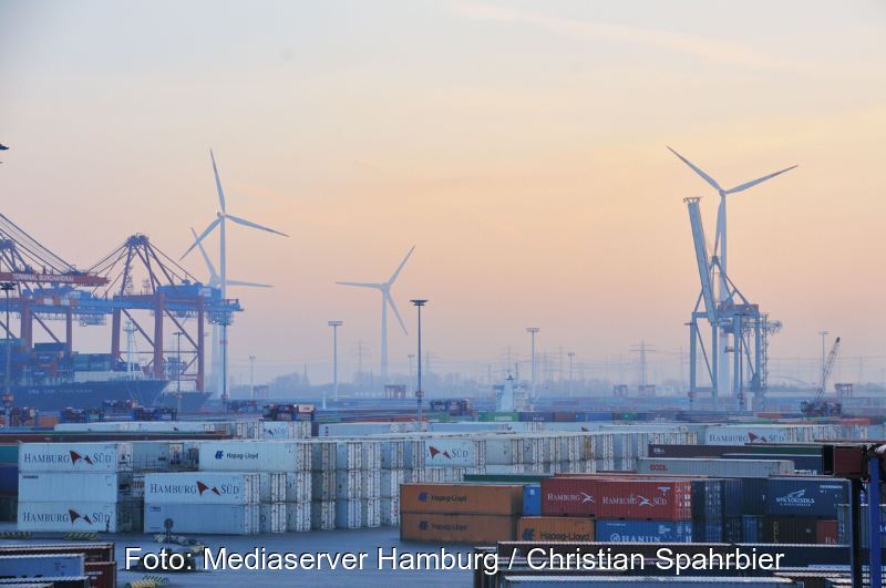 Der Hamburger Containerhafen mit Windkraftanlagen.