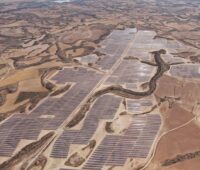 Luftbild eines Freiflächen-Solarparks in trockener Region Südsdpaniens.