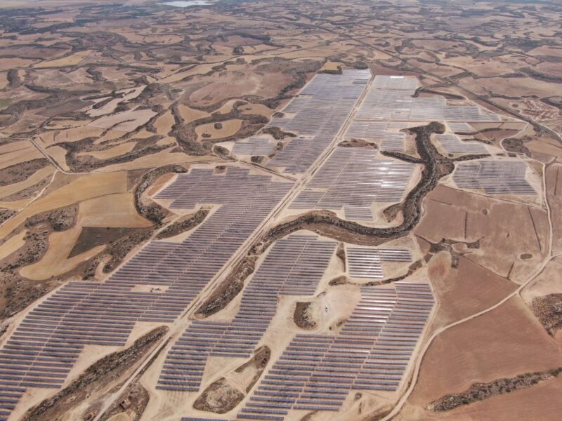 Luftbild eines Freiflächen-Solarparks in trockener Region Südsdpaniens.