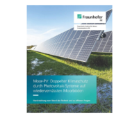 Cover der Fraunhofer-ISE-Handreichung „Moor-PV: Doppelter Klimaschutz durch Photovoltaik-Systeme auf wiedervernässten Moorböden“. Zu sehen sind Photovoltaikmodule auf einer nassen Moorfläche mit dem Titel der Publikation und dem Fraunhofer-ISE-Logo.
