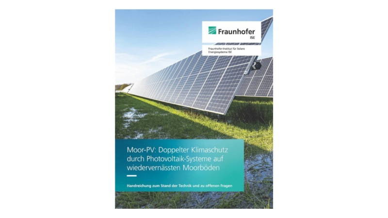 Cover der Fraunhofer-ISE-Handreichung „Moor-PV: Doppelter Klimaschutz durch Photovoltaik-Systeme auf wiedervernässten Moorböden“. Zu sehen sind Photovoltaikmodule auf einer nassen Moorfläche mit dem Titel der Publikation und dem Fraunhofer-ISE-Logo.
