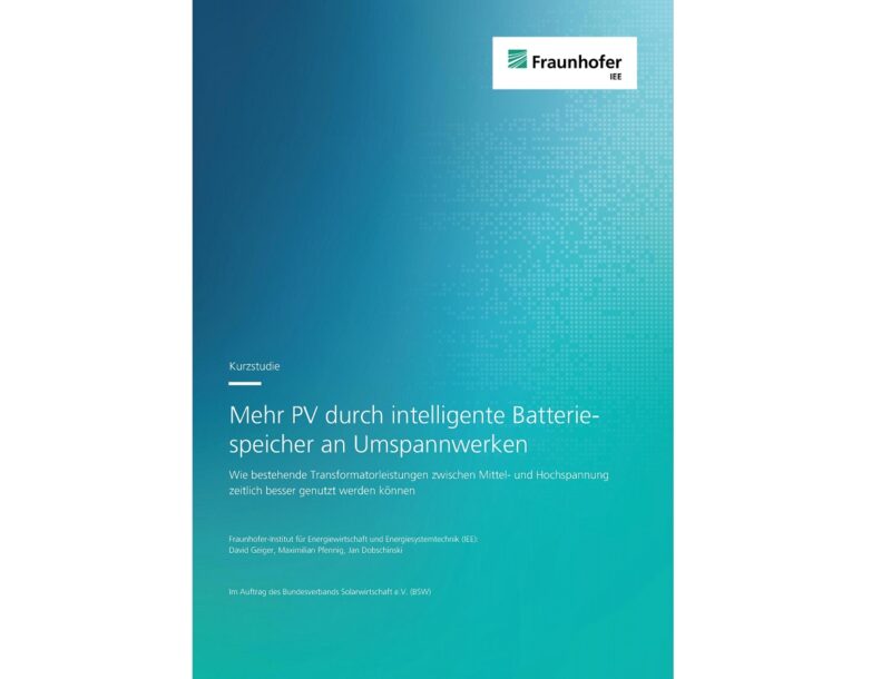 Das Cover der Kurzstudie zur Photovoltaik-Einspeisung ins Stromnetz „Mehr PV durch intelligente Batteriespeicher an Umspannwerken – Wie bestehende Transformatorleistungen zwischen Mittel- und Hochspannung zeitlich besser genutzt werden können“ vom Fraunhofer IEE.