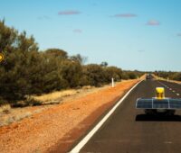 Das Solarrennauto von Team Sonnenwagen auf einer Straße in der australischen Wüste.