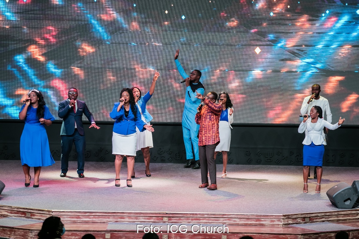 Zu sehen ist ein Chor, der bald von der Photovoltaik-Leistung für den Christ Temple in Ghana profitieren wird.