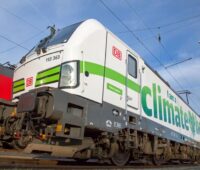 Eine Lok der Bahn mit Ökoaufschrift.