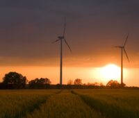 Noch können Windkraftanlagen wie diese im Bild hier keine Momentanreserve bereitstellen.