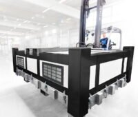Stapler befördert große Transportbox für Batterien