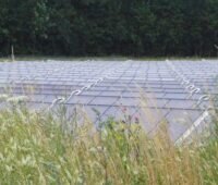 Im Bild eine von vielen Solarthermie-Freiflächenanlagen.