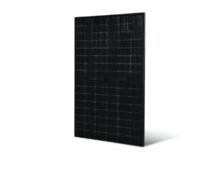 Zu sehen ist ein schwarzes PV-Modul vor weißem Hintergrund in Schrägansicht.