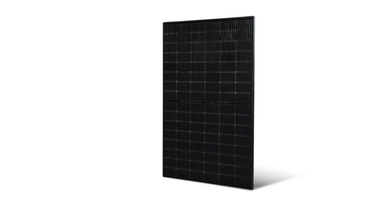 Zu sehen ist ein schwarzes PV-Modul vor weißem Hintergrund in Schrägansicht.
