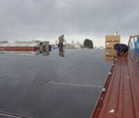 Zu sehen ist eine PV-Anlage auf dem dach eines landwirtschaftlichen Betriebes. Was tun nach Ende der EEG-Förderung?