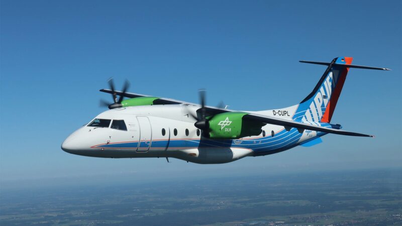 Das Flugzeug, das klimaneutrale Kraftstoffe testen soll, vor blauem Himmel in der Luft.