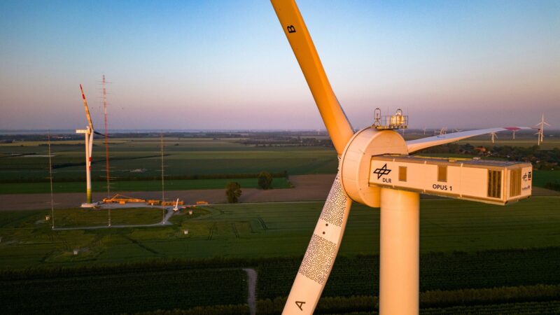 Windenergierotoren in 150 Meter in Nahaufnahme und in Nordseeküstenlandschaft im Abendlicht.