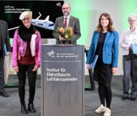 Zu sehen ist die Eröffnung des Instituts für Elektrifizierte Luftfahrtantriebe in Cottbus mit mehreren Offiziellen.