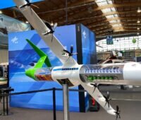 Im Bild das Modell H₂Electra auf der Messe Aero als Beispiel für klimaverträgliche Klein- und Regionalflugzeuge.