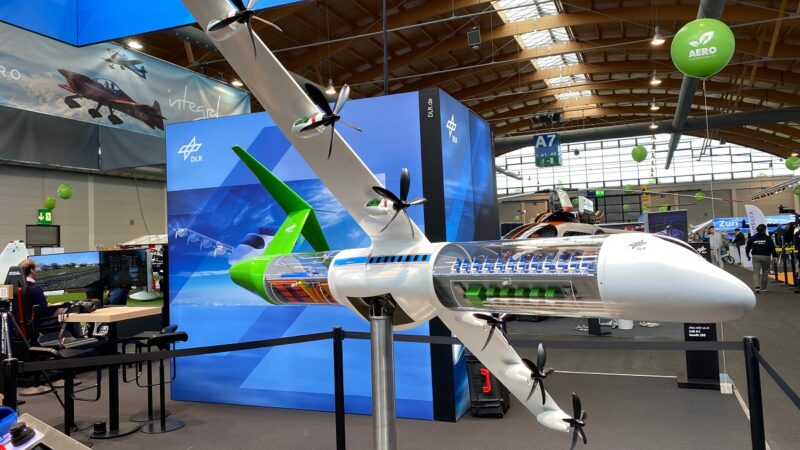 Im Bild das Modell H₂Electra auf der Messe Aero als Beispiel für klimaverträgliche Klein- und Regionalflugzeuge.