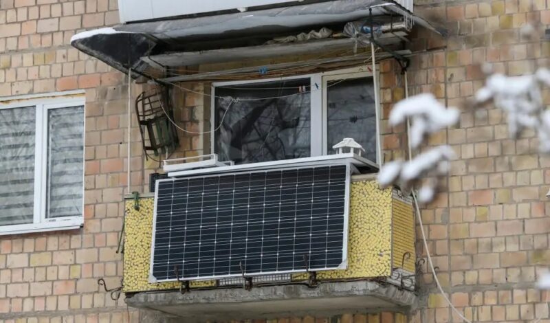 Steckersolaranlage als Balkonsolaranlage am Balkongeländer installiert.