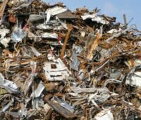 Ein Haufen Metallschrott, die Entsorgung von Boilern und Warmwasserspeichern muss in speziellen Recyclinganlagen erfolgen.