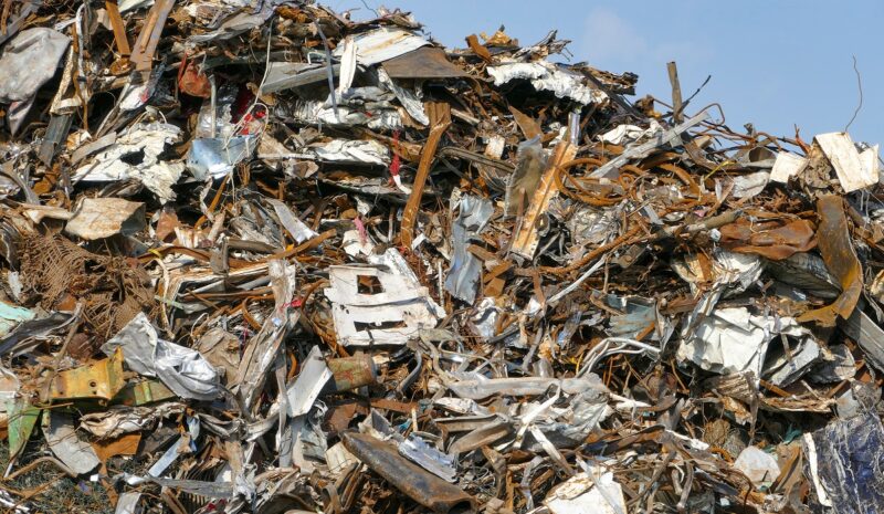 Ein Haufen Metallschrott, die Entsorgung von Boilern und Warmwasserspeichern muss in speziellen Recyclinganlagen erfolgen.