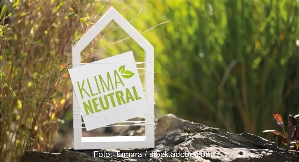 Das Bild zeigt schematische Darstellung eines Hauses mit der Aufschrift „Klimaneutral“ als Symbol für die geplante 65-Prozent-Regelung im Gebäudeenergiegesetz.
