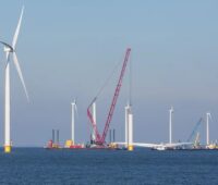 Im Bild der Bau eines Offshore-Windparks, in der Novelle des Wind-auf-See-Gesetzes ist ein Verzicht der Umweltverträglichkeitsprüfung geplant.