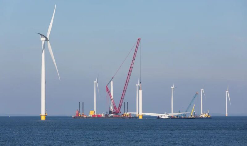 Im Bild der Bau eines Offshore-Windparks, in der Novelle des Wind-auf-See-Gesetzes ist ein Verzicht der Umweltverträglichkeitsprüfung geplant.