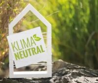 In Hausumriss mit der Aufschrift Klimaneutral als Symbol für angeblich klimaneutrales Erdgas, das Gasversorger als Ökogas verkaufen.